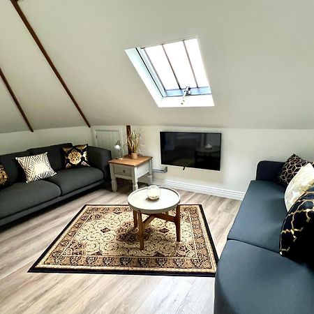 Glastonbury Secret Retreat - 1 Bd Split-Level Apt, Sleeps 3 Ngoại thất bức ảnh