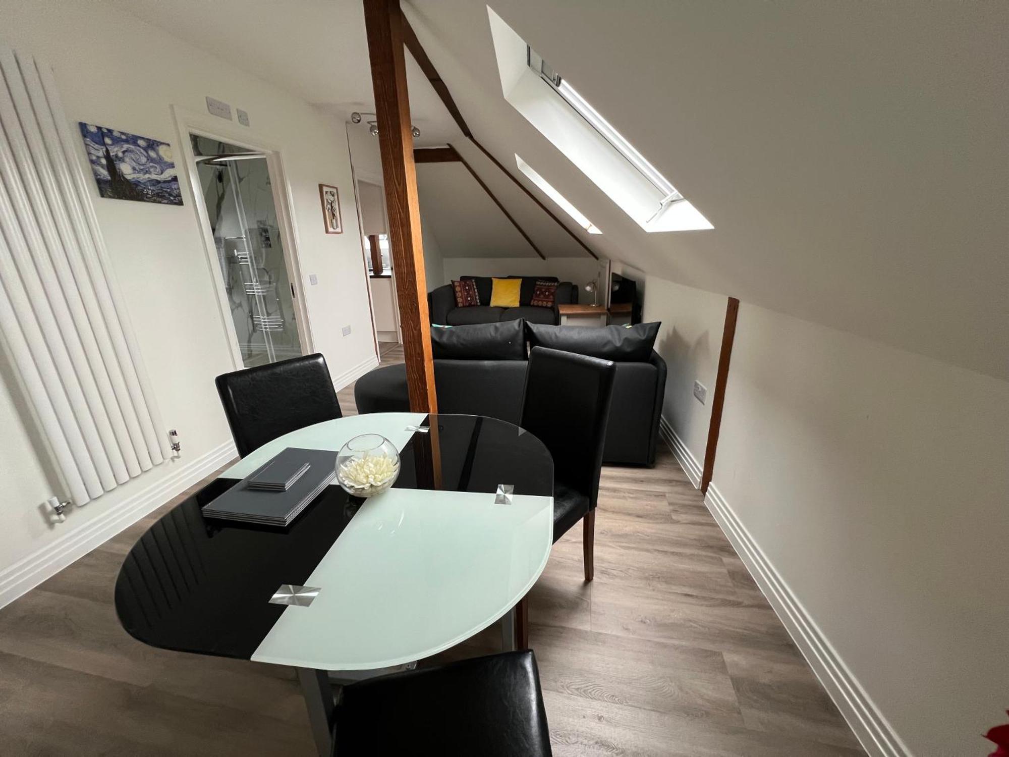 Glastonbury Secret Retreat - 1 Bd Split-Level Apt, Sleeps 3 Ngoại thất bức ảnh