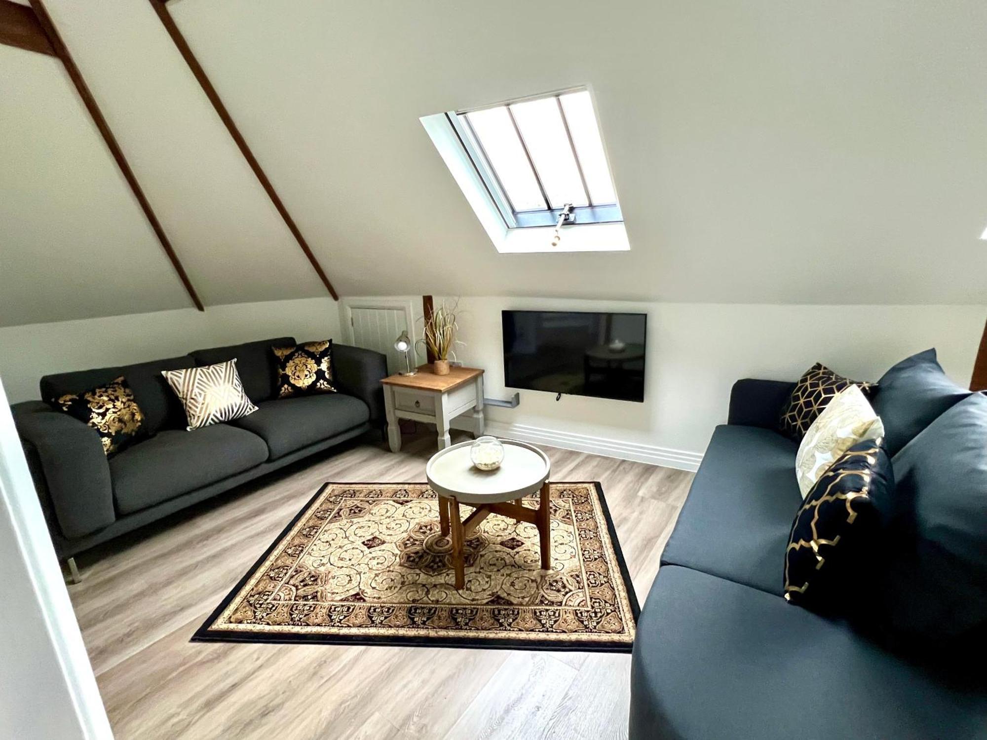 Glastonbury Secret Retreat - 1 Bd Split-Level Apt, Sleeps 3 Ngoại thất bức ảnh